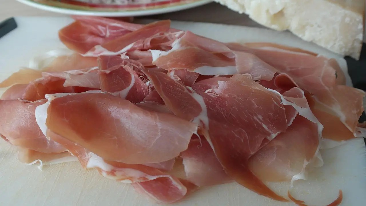 Mangiare prosciutto crudo: i rischi per la salute