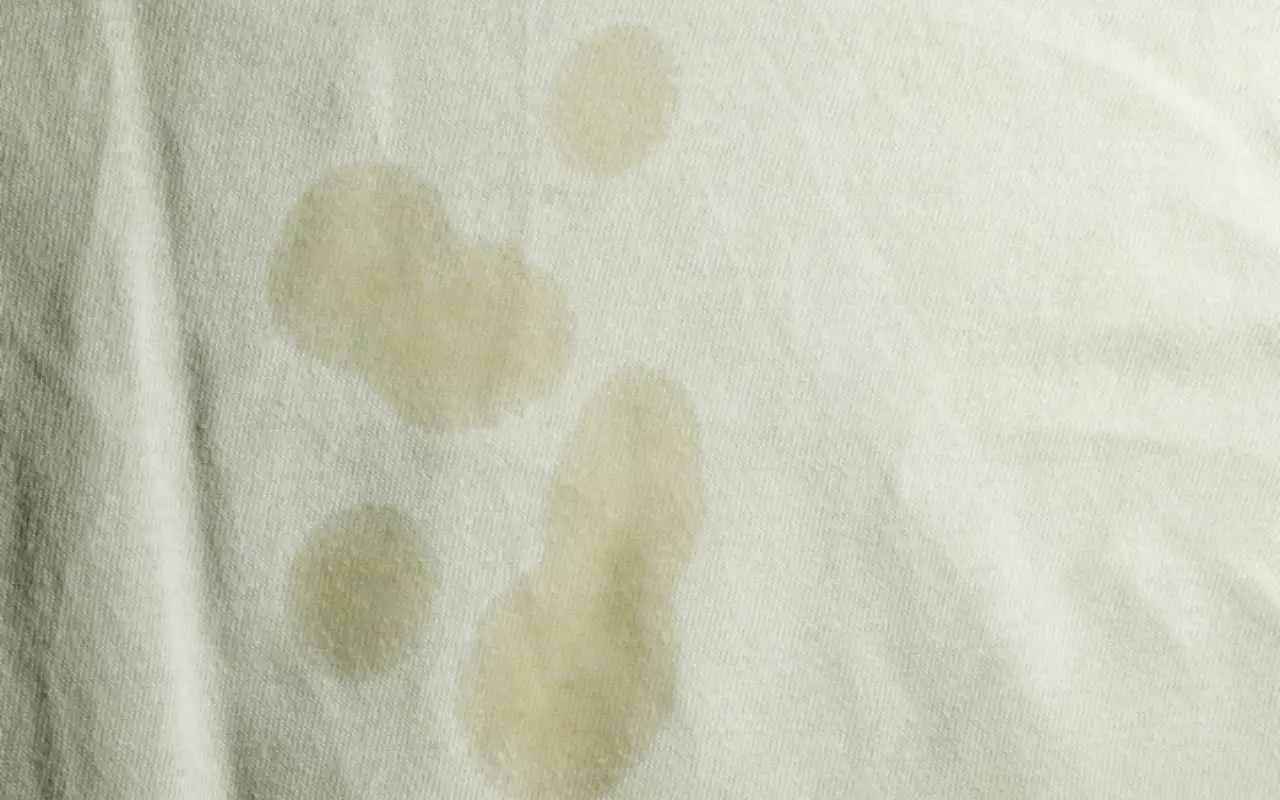 Rimedio facile contro l’ingiallimento: ecco come sbiancare le federe macchiate dal sudore