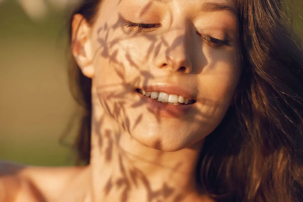 Il segreto per un viso più abbronzato: ecco cosa funziona davvero