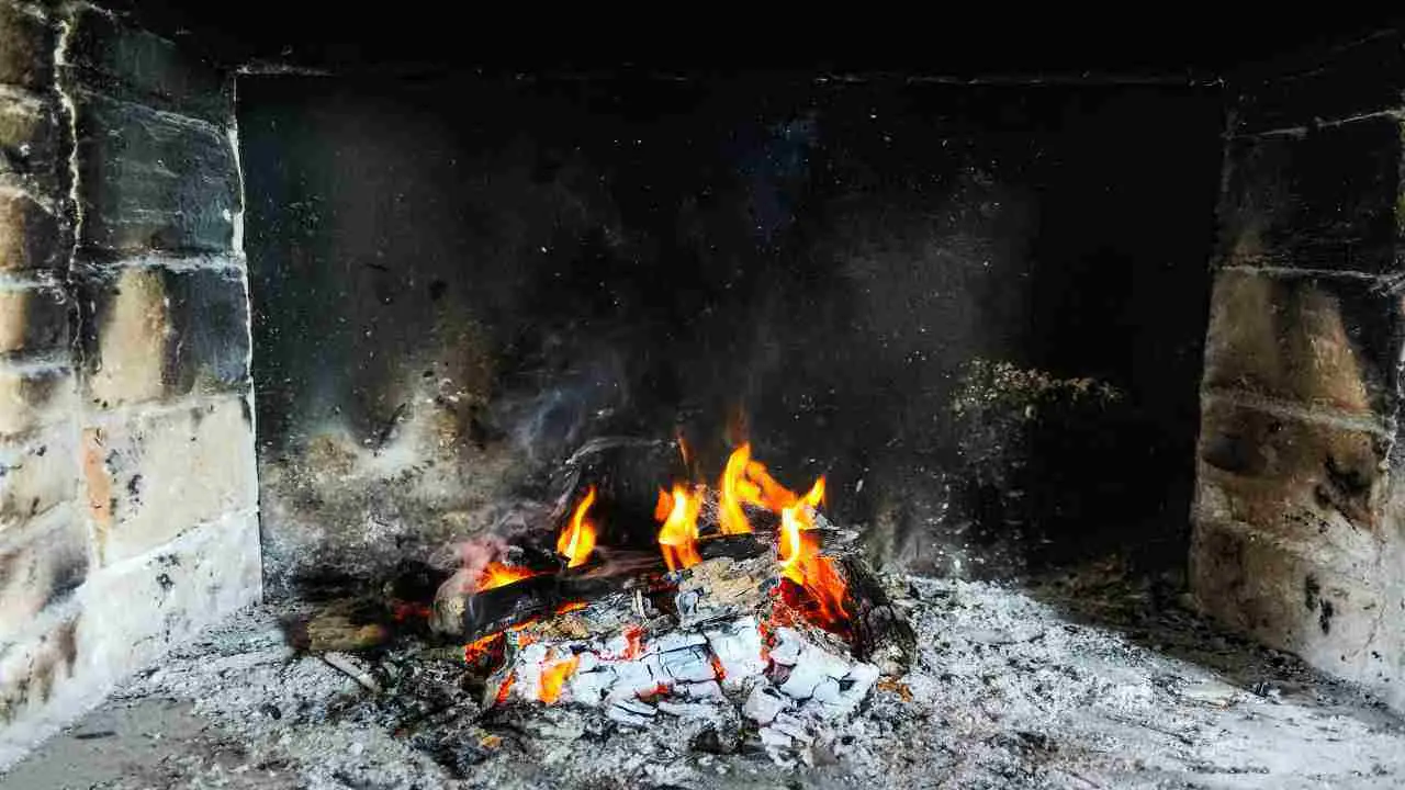 Il rimedio naturale efficace per eliminare la fuliggine dal soffitto