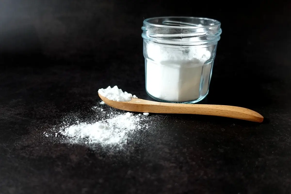Bicarbonato e soda: la differenza che nessuno conosce (ma può salvarti la digestione)