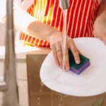 L’errore che fai ogni giorno quando lavi i piatti: ecco il detersivo più sicuro per la salute