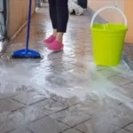 Non usare questo prodotto aggressivo per pulire i pavimenti esterni: ecco l’alternativa migliore