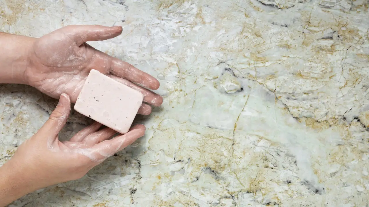 Il sapone fatto in casa pulisce davvero? Ecco gli ingredienti necessari per farlo