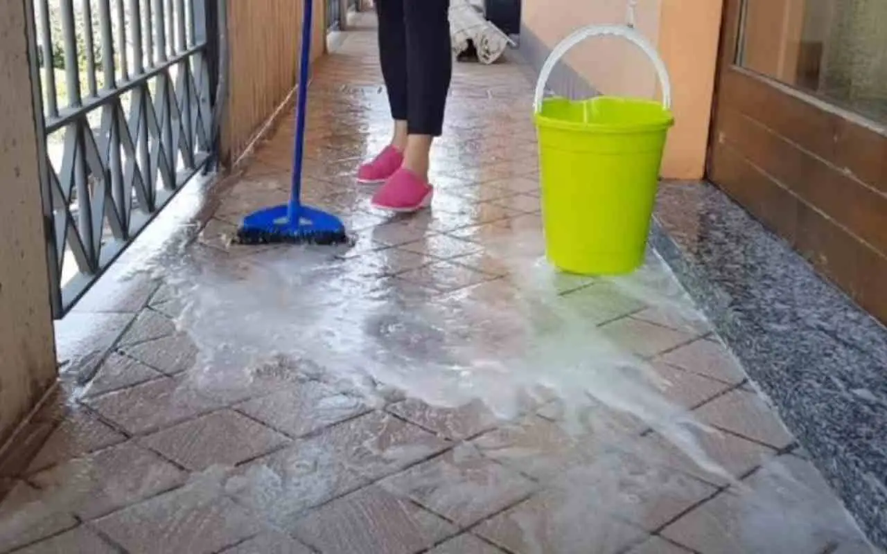 Come pulire il pavimento del balcone o terrazzo esterno: il metodo rapido che non conoscevi