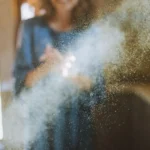 Il trucco definitivo per spolverare velocemente: aggiungi questo all’acqua e lo sporco sparisce