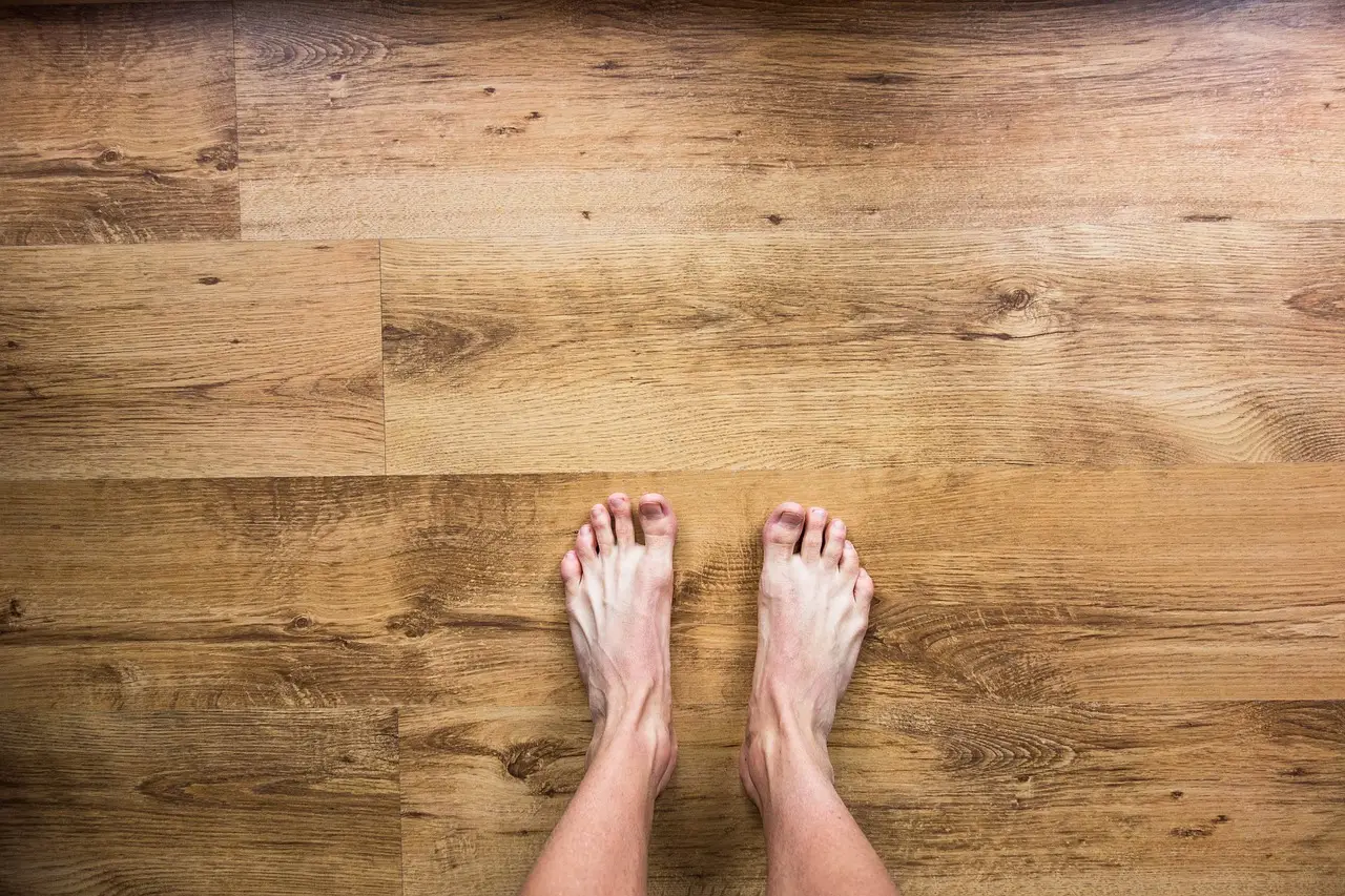 Stanco degli aloni sul pavimento? Ecco il detersivo che lo lascia perfetto e brillante