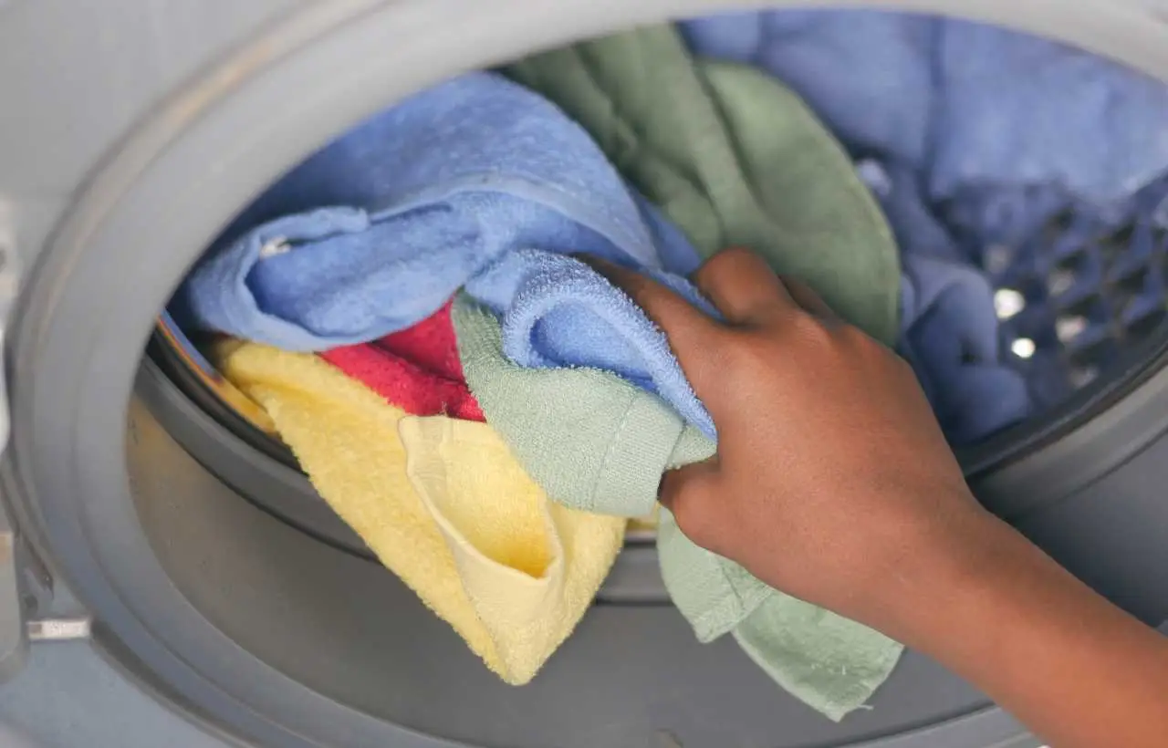 Non basta metterli in lavatrice: ecco il metodo corretto per disinfettare stracci e spugne
