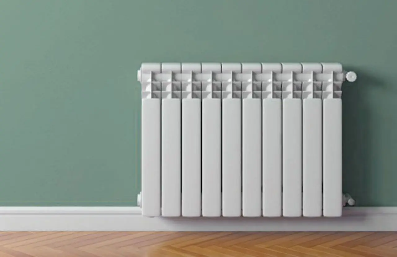 Smetti subito di asciugare i panni sul termosifone: ecco i rischi gravi per la tua salute e la casa