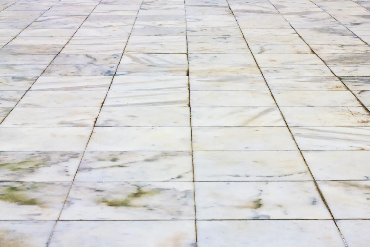 Pavimento unto e appiccicoso? Ecco il trucco fai da te per sgrassarlo all’istante