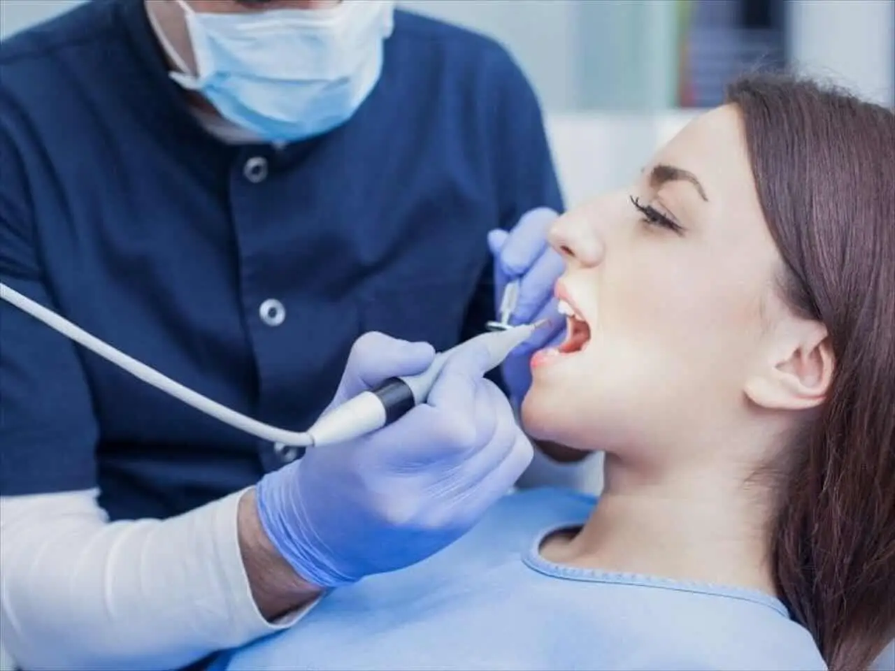 Quanto costa realmente una pulizia dentale? Ecco le tariffe giuste per non farti ingannare