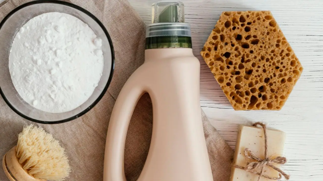 La ricetta semplice per un detersivo fai da te che elimina il calcare da bagno e sanitari