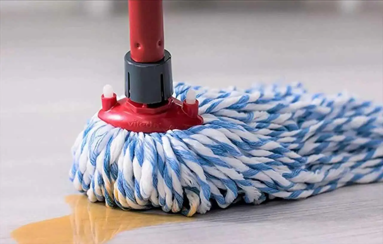 Il tuo mocio puzza di marcio? Ecco l’errore che fai e come eliminarlo subito