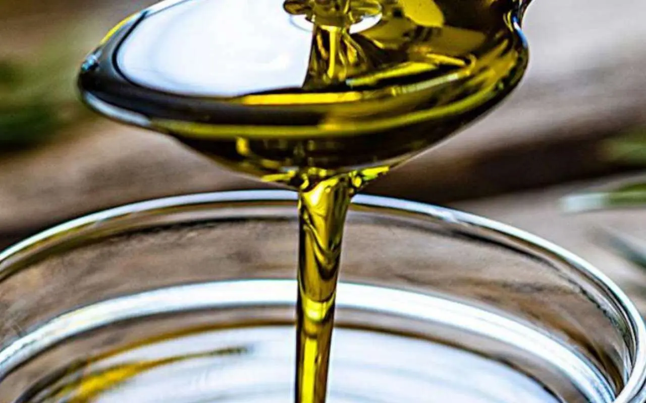 Hai usato l’olio paglierino sul legno? Non fermarti qui: ecco il segreto dei restauratori per proteggerlo