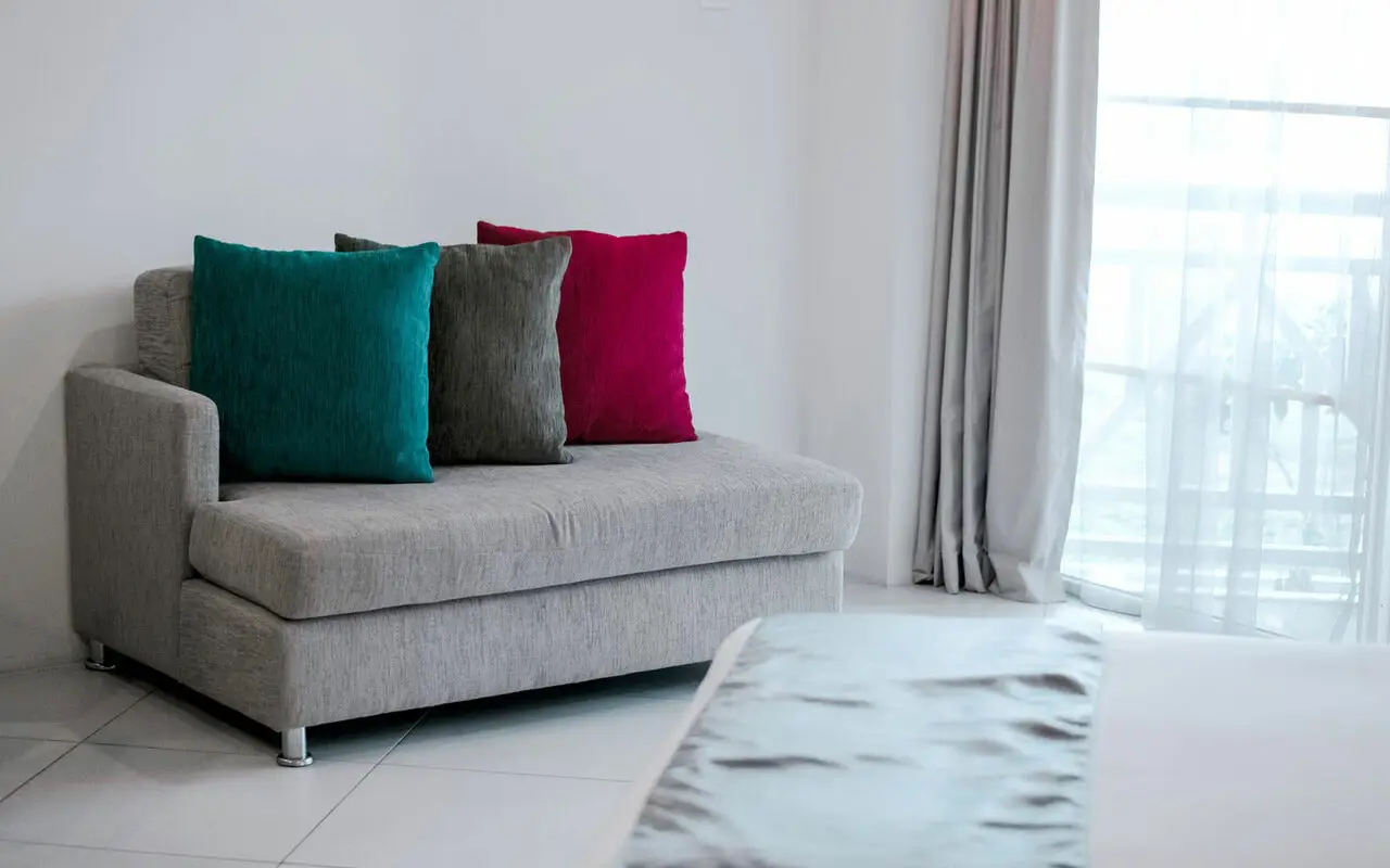 Divani in microfibra: comodi, economici e pratici o un incubo da pulire? Ecco la verità