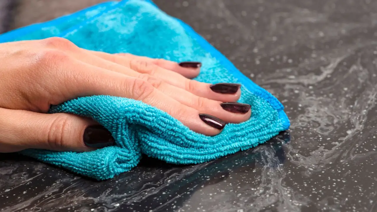 Il trucco definitivo per evitare che lo straccio puzzi di muffa dopo averlo usato