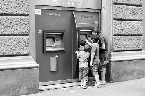 Dove finiscono davvero i tuoi soldi quando li metti in banca? Ecco cosa fanno le banche
