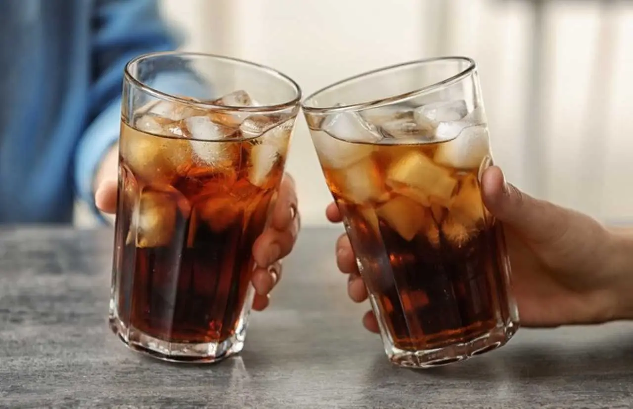 Bevi spesso cola zero? Ecco la verità sulla caffeina che contiene e come influisce su di te