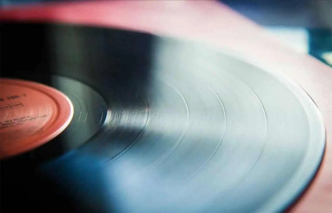 Il tuo CD salta o è rovinato? Ecco il metodo sicuro per pulirlo senza graffiarlo