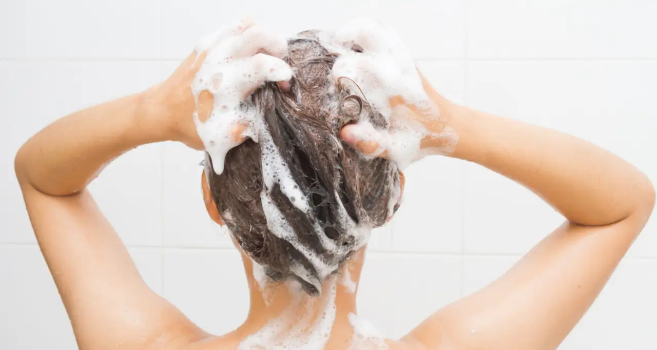 Smetti di usare lo shampoo comune: ecco come lavare i capelli in modo naturale