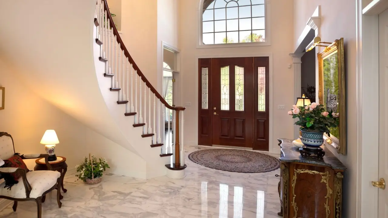 Piante elicoidali: la scelta sorprendente che trasforma la scala in un’opera d’arte verde