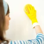 Come si fa a pulire i muri imbiancati da ditate e segni? La gomma pane come soluzione delicata