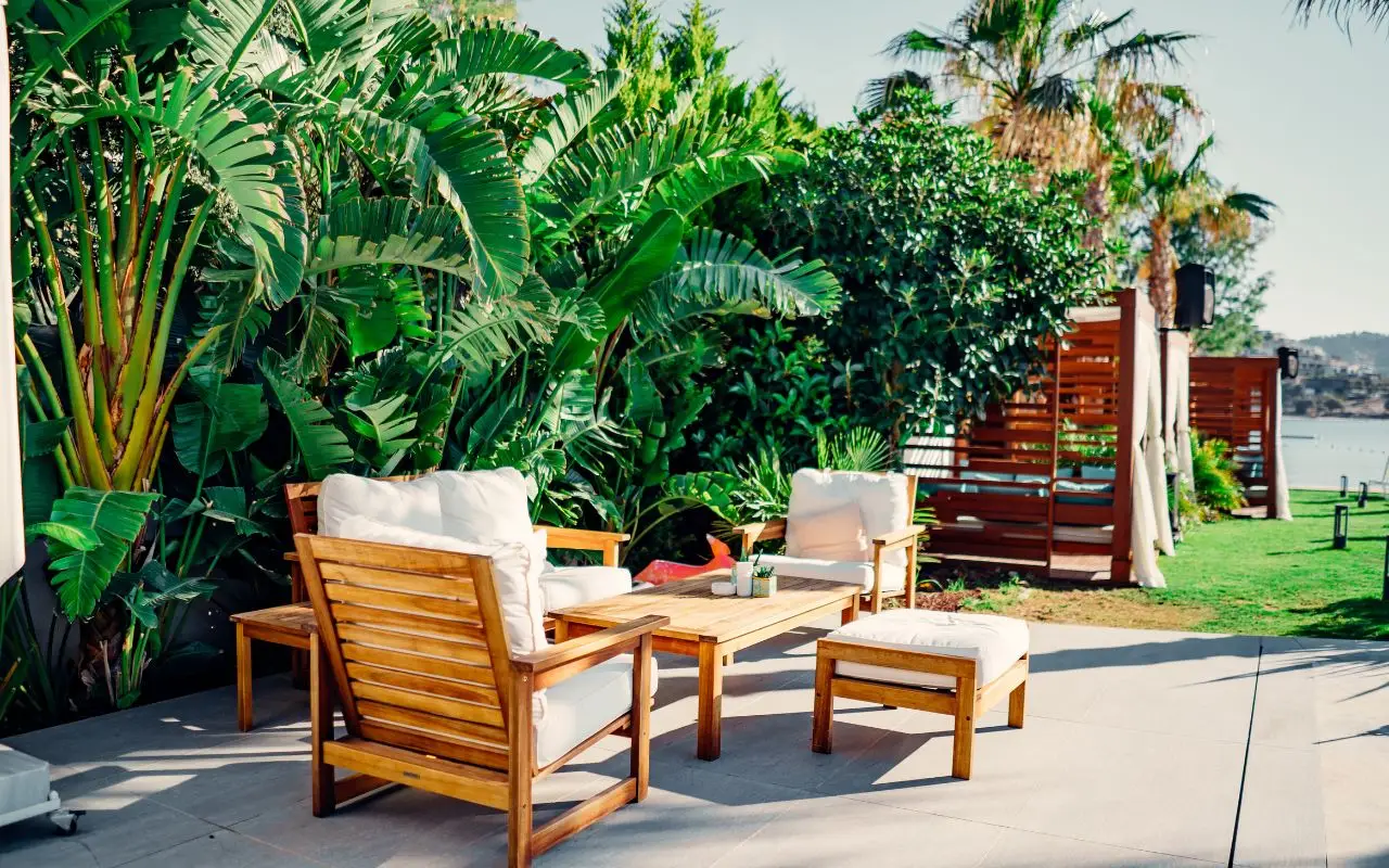 Come si fa a scegliere i mobili giusti per il terrazzo? I materiali che resistono alle intemperie