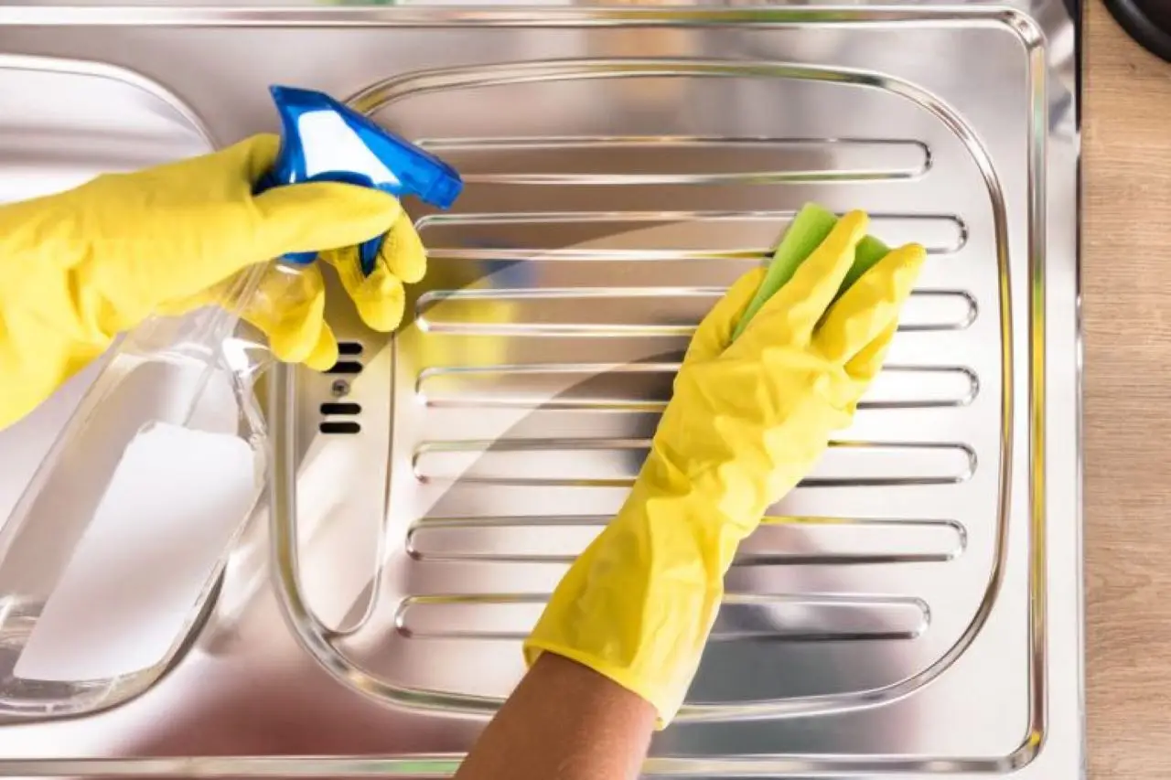 Come si fa a togliere l’odore di aglio e cipolla dalle mani? L’acciaio inox come rimedio