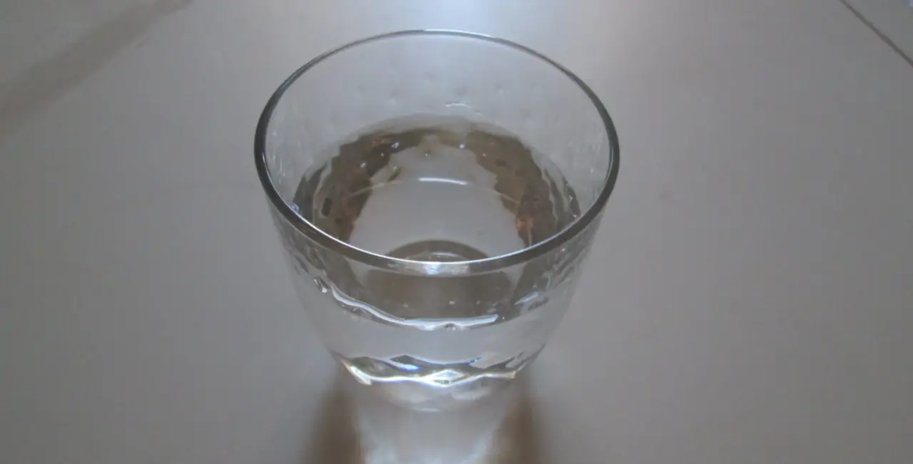 Come si fa a capire se un uovo è ancora fresco? La prova del bicchiere d’acqua che non sbaglia